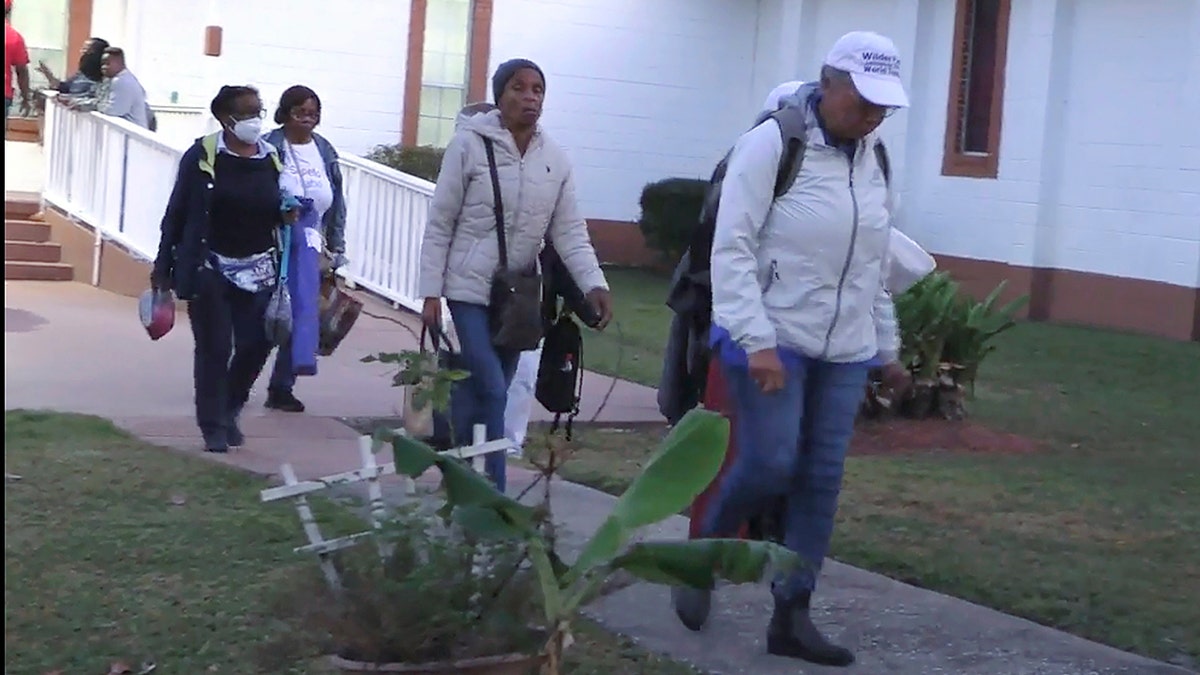 Los asistentes al festival abandonan la iglesia de Elm Grove en GA