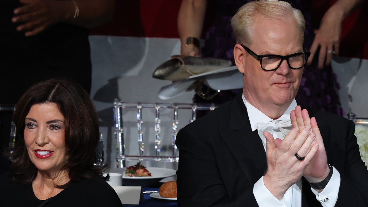 El comediante Jim Gaffigan toma una foto sorprendente de Harris por faltar a la 'Catholic Met Gala'