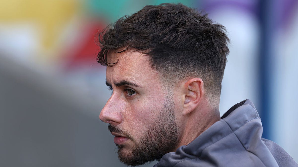 George Baldock observa durante un partido de pretemporada