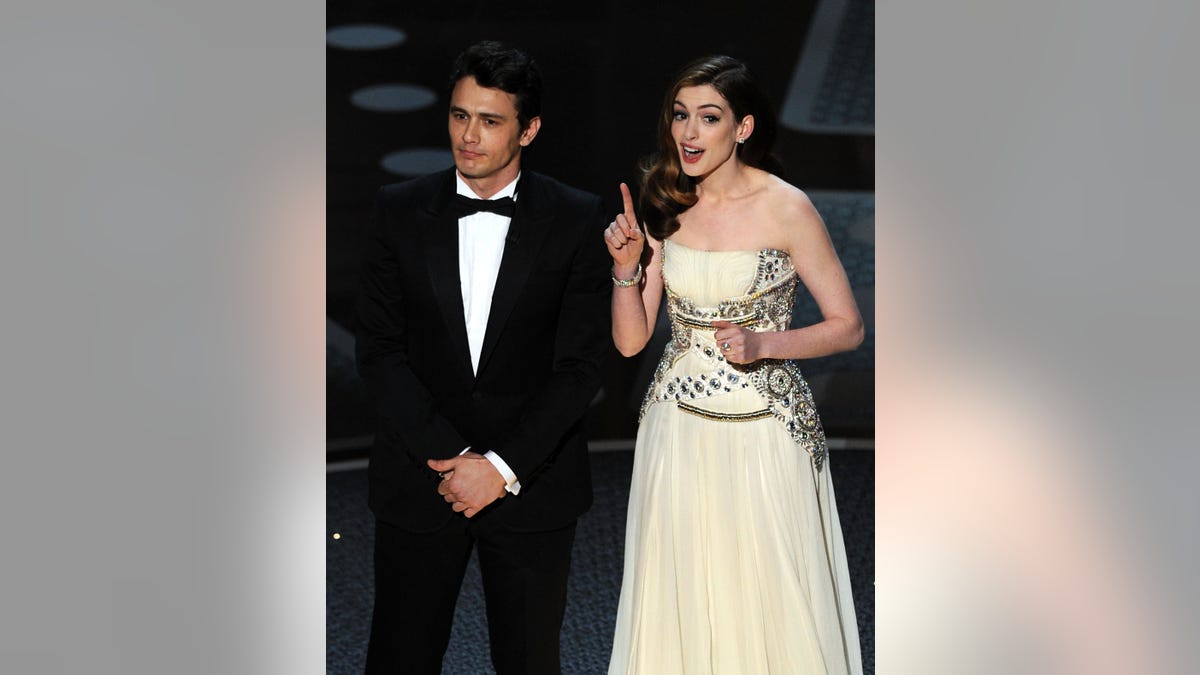 anne hathaway and james franco co-hosting the 2011 oscars