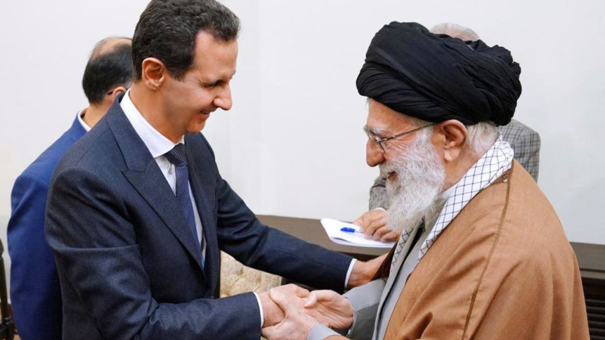 O líder religioso do Irã, aiatolá Ali Khamenei (R), encontra-se com o líder sírio Bashar al-Assad (L) em Teerã, Irã, em 25 de fevereiro de 2019. 