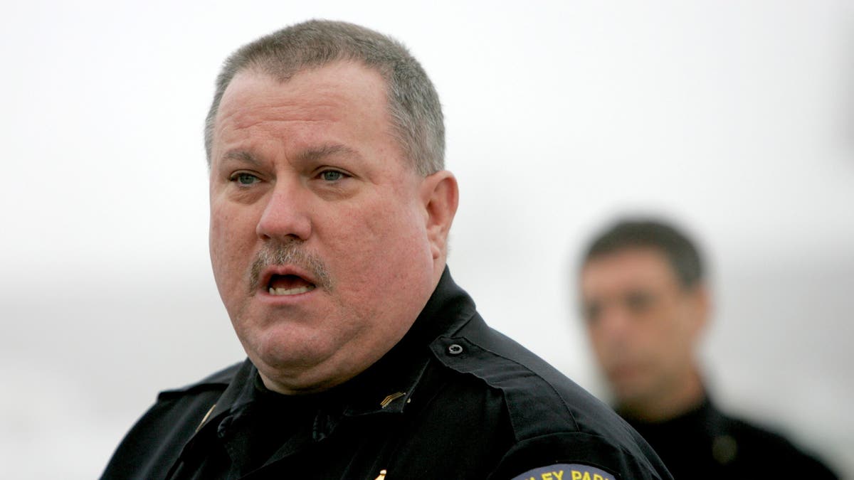 Tinley Park police TJ Grady speaks to reporters outside the Lane Bryant crime scene in 2008