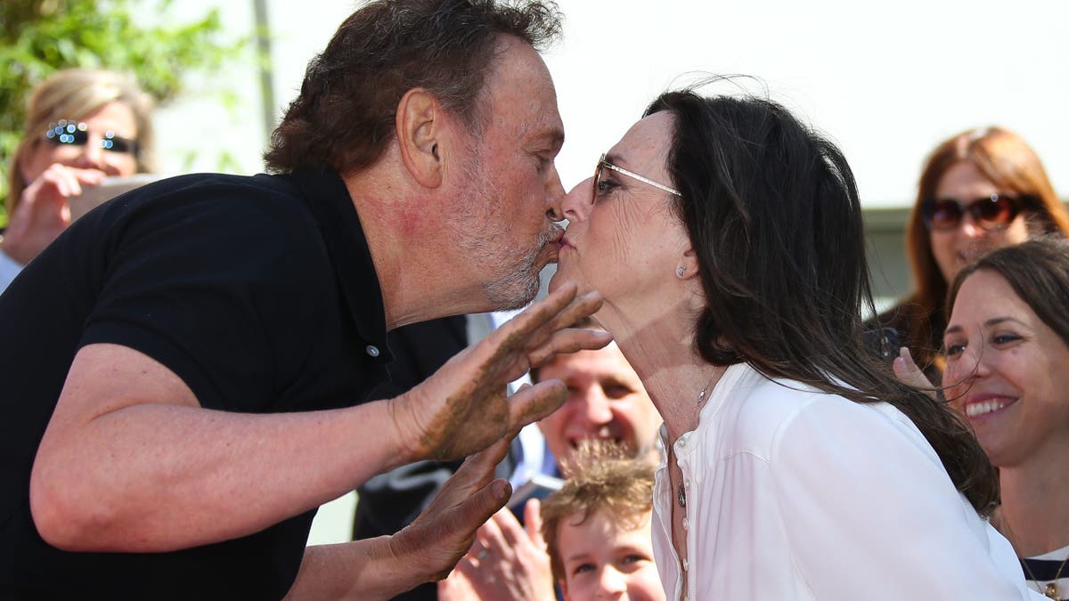 billy crystal kissing wife janice