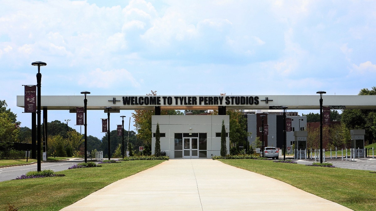 Placa de 'Bem-vindo ao Tyler Perry Studios' do lado de fora do Tyler Perry Studios em Atlanta, Geórgia, em 27 de julho de 2019.