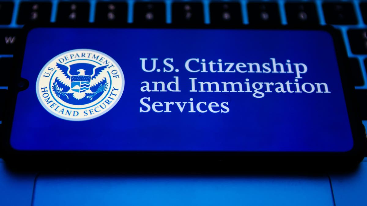 USCIS en una pantalla de teléfono