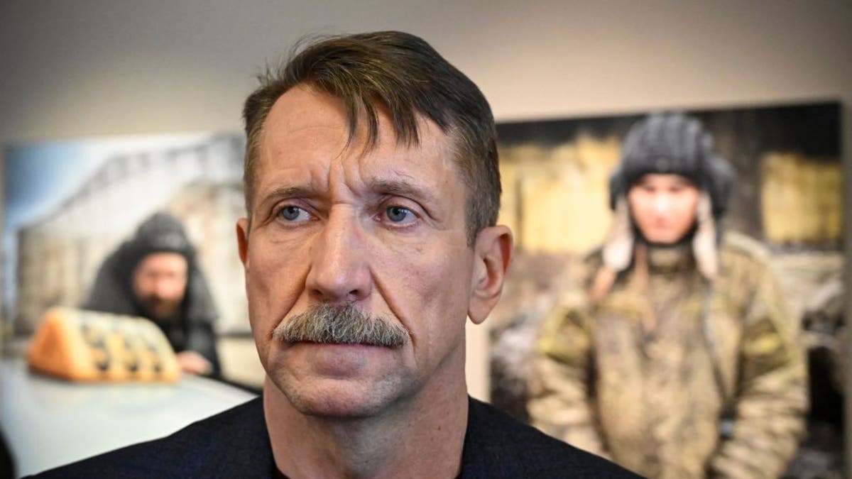 Viktor Bout, miembro del Partido Liberal Democrático de Rusia (LDPR), posa durante la inauguración de una exposición de arte en Moscú el 7 de marzo de 20213. Bout cumplía una condena de 25 años en una prisión estadounidense cuando fue intercambiado en Abu Dhabi por un estadounidense. la estrella del baloncesto Brittney Griner.