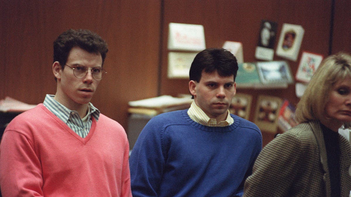 Erik Menendez (L) and his member  Lyle (R) perceive  during a pre-trial hearing