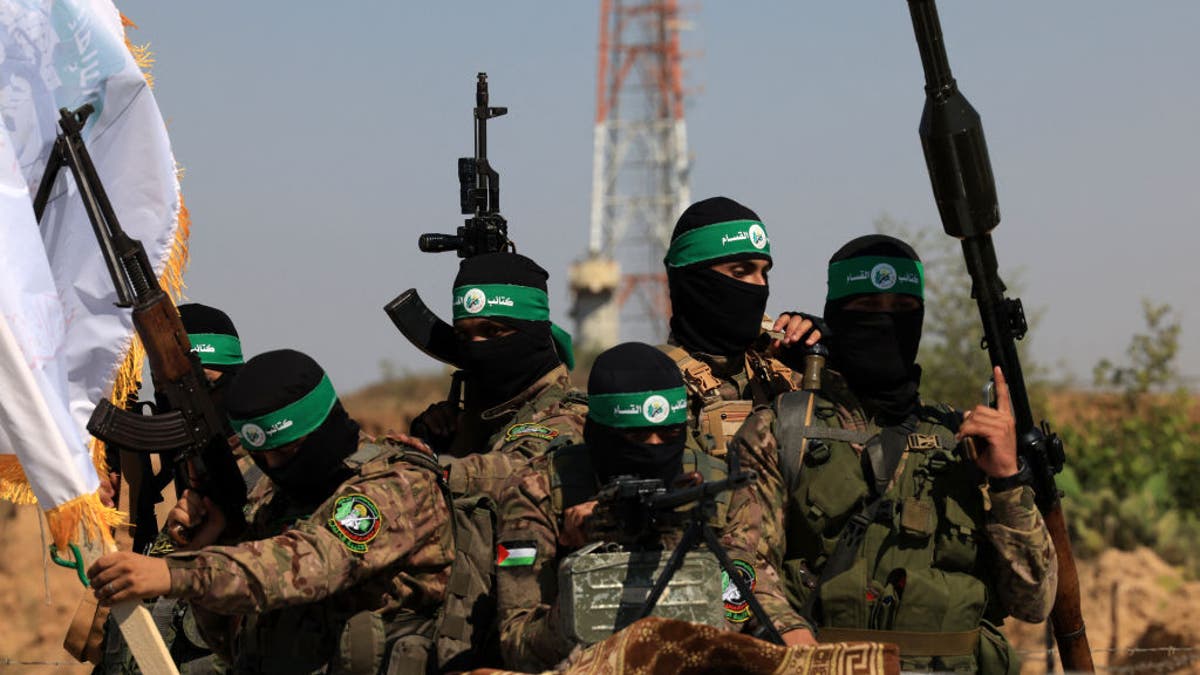 Los terroristas de Hamás de las Brigadas al-Qassam participan en un desfile militar para conmemorar el aniversario de la guerra de 2014 con Israel, en el centro de la Franja de Gaza el 19 de julio de 2023.