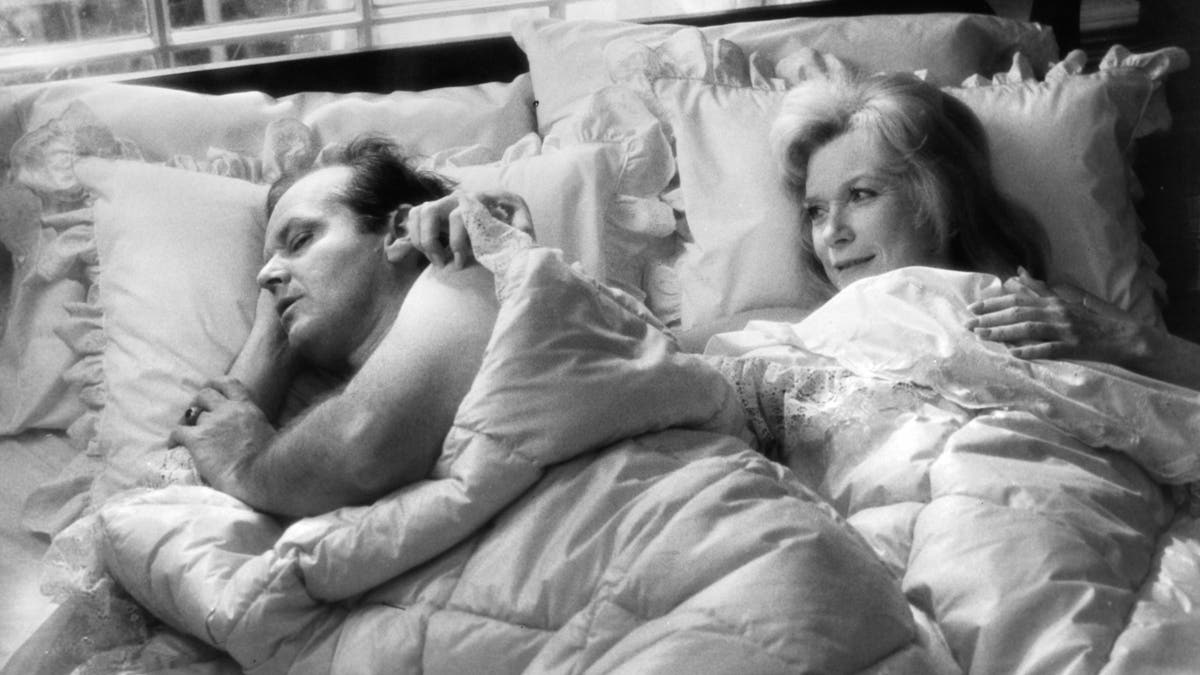 Jack Nicholson sleeps adjacent  to Shirley MacLaine successful  a country   from the movie  'Terms Of Endearment'