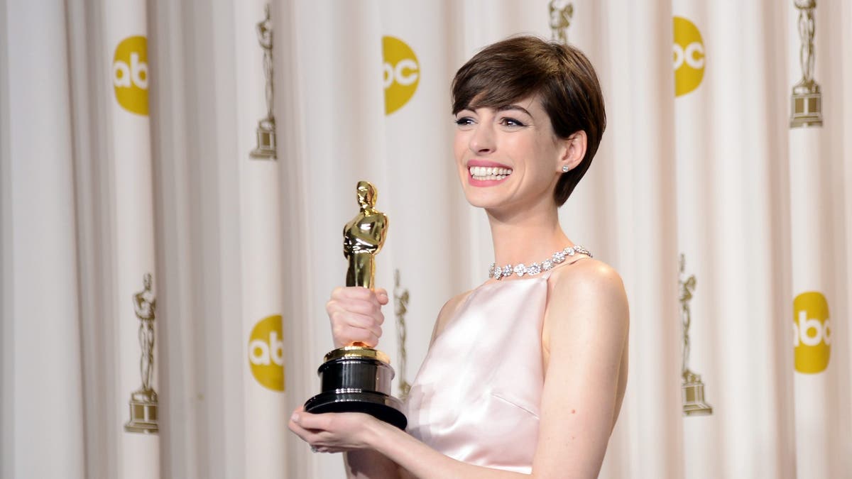 anne hathaway holding oscar