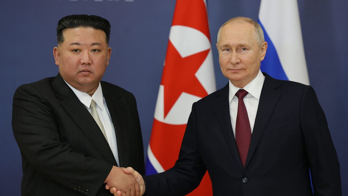 Putin and Kim shingle  hands