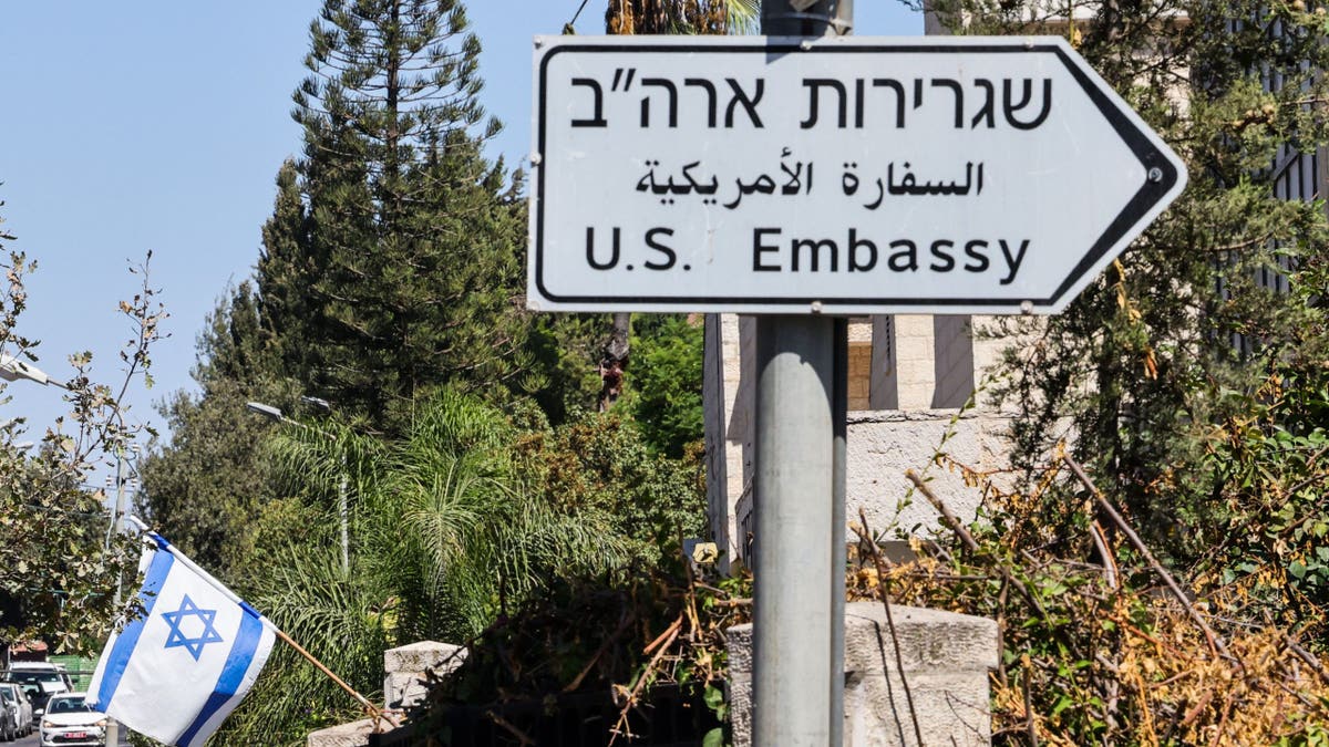 Un cartel indica el camino a la embajada de Estados Unidos en Jerusalén el 27 de septiembre de 2023.