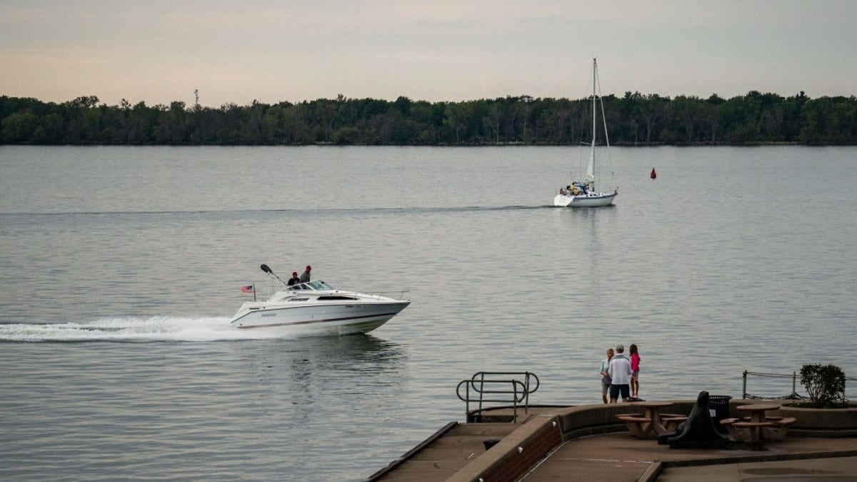 Danau_Erie_boats_PA