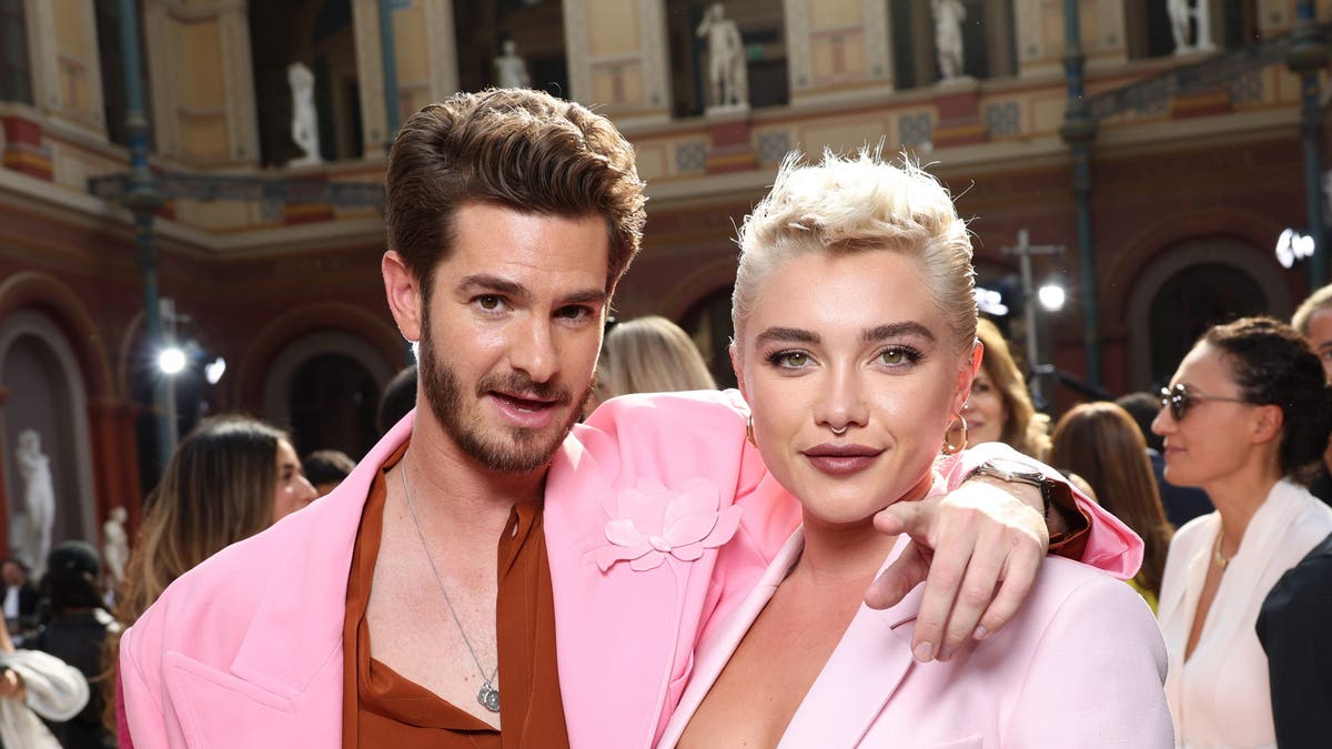 Andrew Garfield y Florence Pugh Semana de la Moda de París