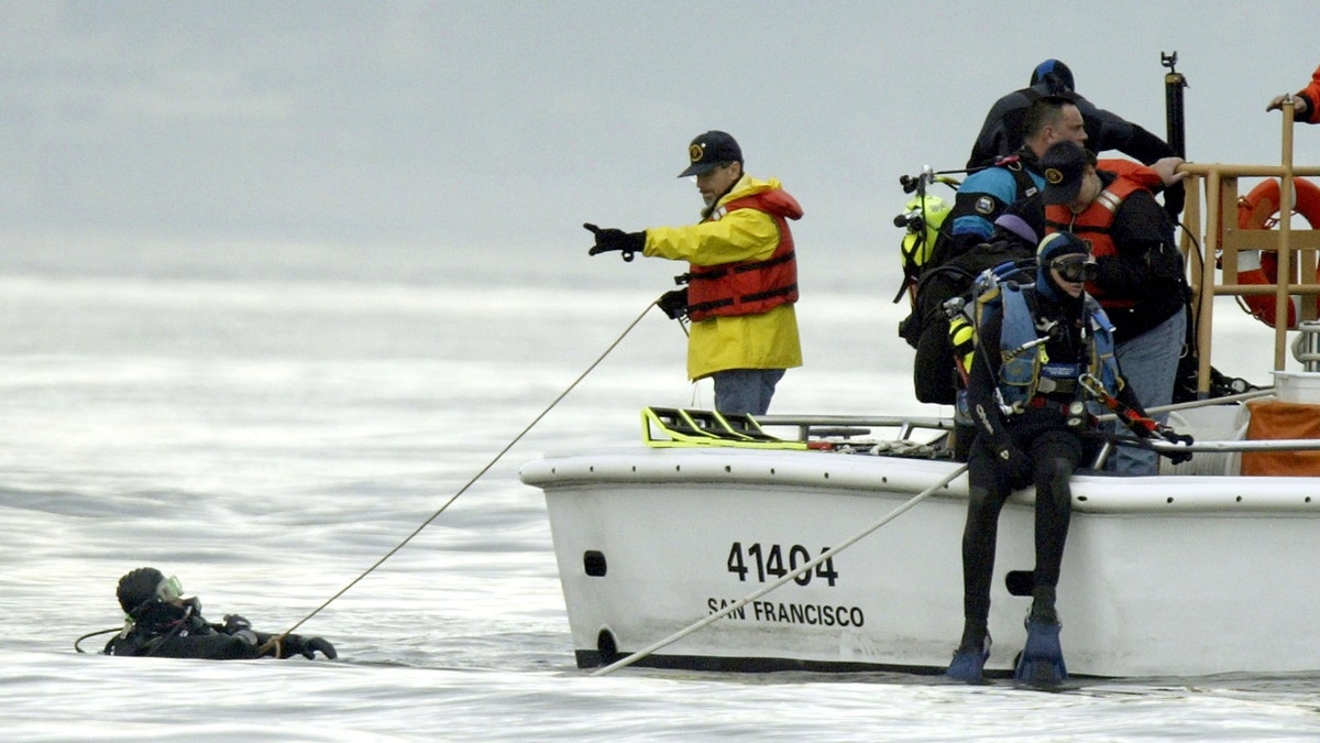 A diver receives instructions while searching for the body of missing pregnant woman Laci Peterson on January 11, 2003 in San Francisco Bay near Berkeley, California.