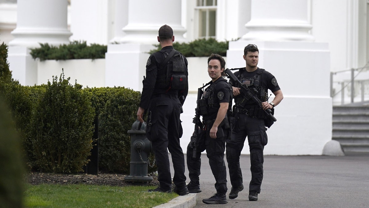 De Amerikaanse geheime dienst als premier Leo Varadkar spreekt de media toe na zijn bilaterale ontmoeting met de Amerikaanse president Joe Biden in het Witte Huis in Washington, DC, tijdens zijn bezoek aan de VS voor St. Patrick's Day. Datum foto: vrijdag 15 maart 2024.