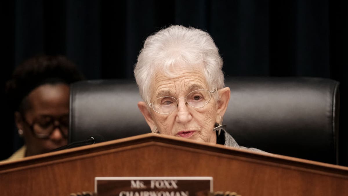 La representante Virginia Foxx (republicana de Carolina del Norte) dice que su marido está atrapado en su casa de Carolina del Norte tras el paso del huracán Helene.