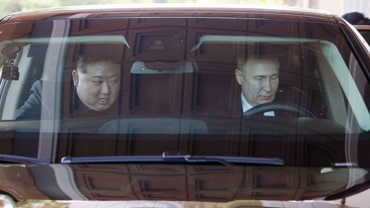 Putin y Kim conducen