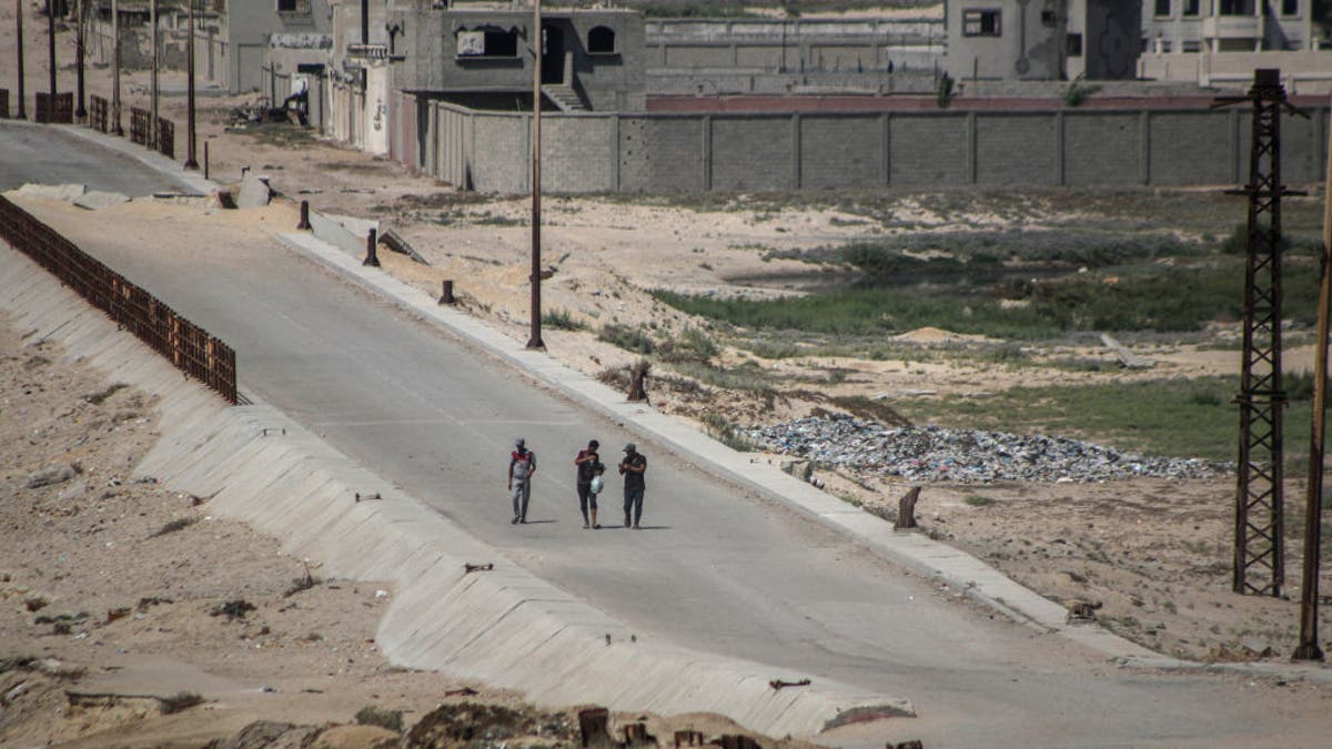 Palestinos desplazados que huyen de la ciudad de Gaza caminan por el corredor del ejército israelí en el área de Netzarim en el centro de Gaza, el 10 de julio de 2024.