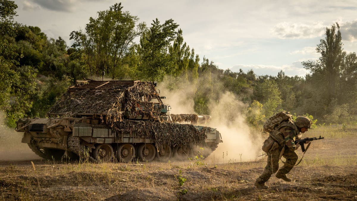 Tanque y soldado ucranianos