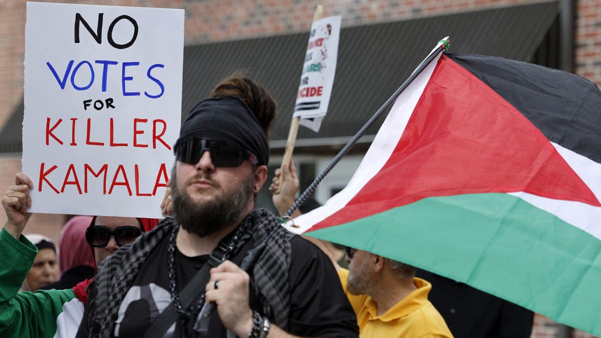 Manifestantes pró-palestinos protestam em apoio aos palestinos que morreram em Gaza, em frente ao Museu Nacional Árabe-Americano em Dearborn, Michigan. (Foto de JEFF KOWALSKY/AFP) (Foto de JEFF KOWALSKY/AFP via Getty Images)