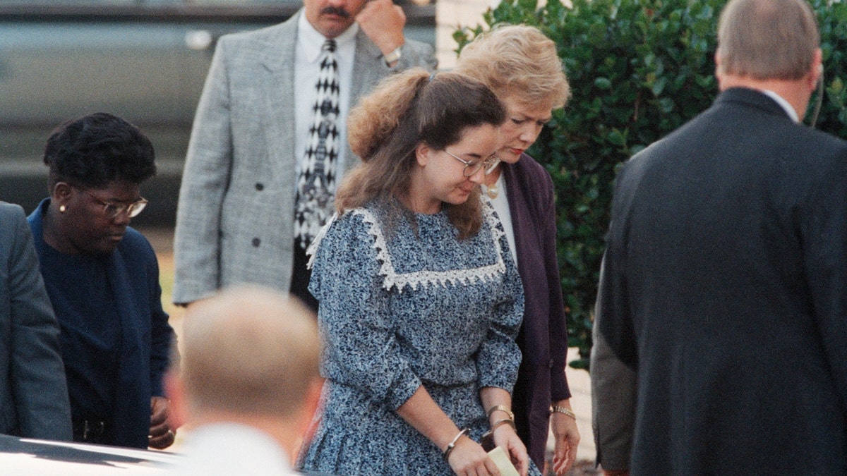 Susan Smith walks with her lawyers in 1995