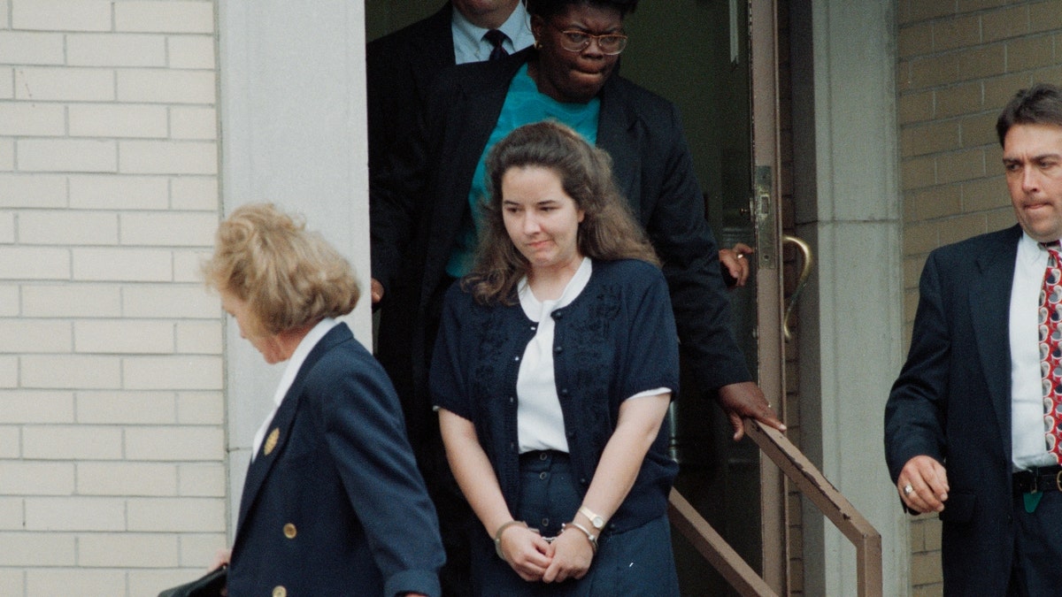 Susan Smith walks with her lawyers in 1995