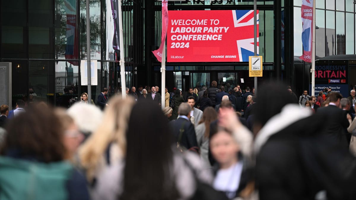 Um banner para a Conferência do Partido Trabalhista, realizada em Liverpool, Inglaterra, é visto em 24 de setembro de 2024.