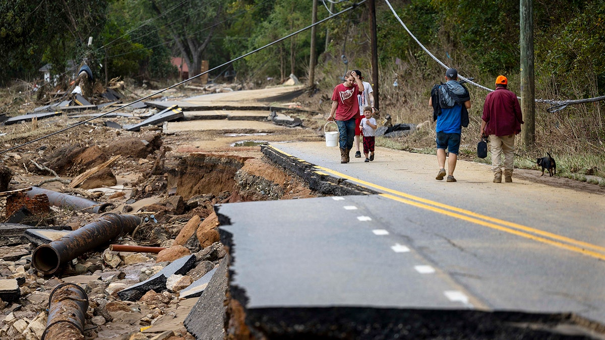 carolinians del norte camina a lo largo de la devastacion de helene