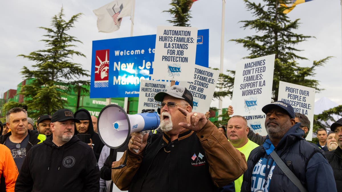 Harold Daggett fala através de um megafone em uma greve de estivadores