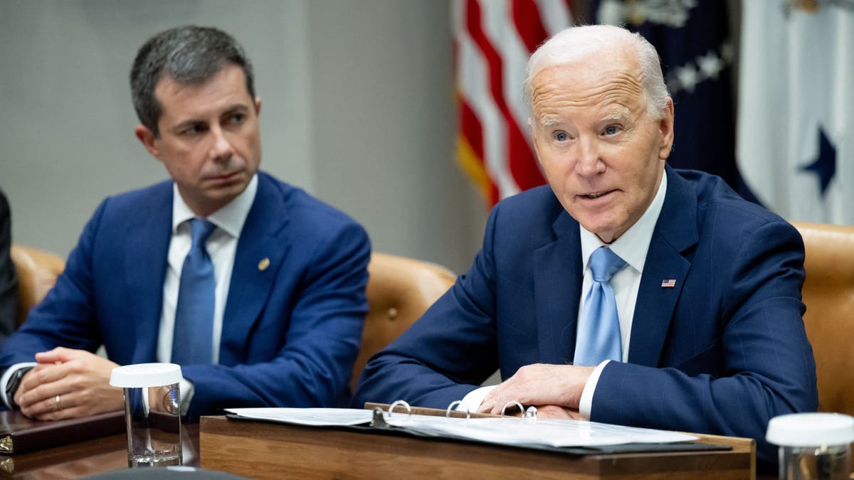 Buttigieg dan Biden dalam pertemuan Badai Helene