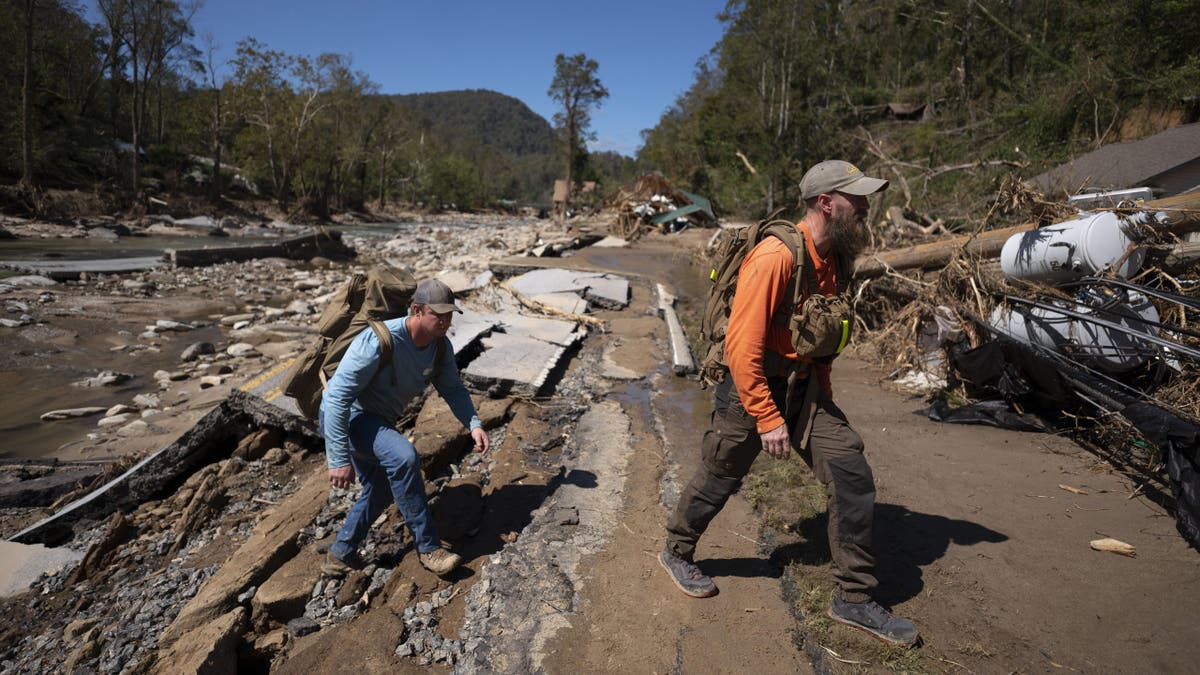 Rescatistas de Carolina del Norte a pie tras el huracán Helene