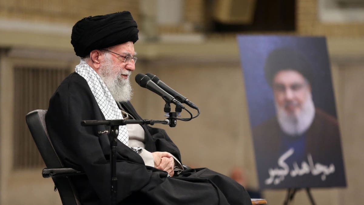 El líder supremo de Irán, el ayatolá Ali Jamenei, pronuncia un discurso durante un programa celebrado tras el asesinato del líder de Hezbolá, Hassan Nasrallah, en un ataque israelí y los posteriores ataques iraníes contra el Imam Jomeini Hussainiyah en Teherán, Irán, el 2 de octubre de 2024.