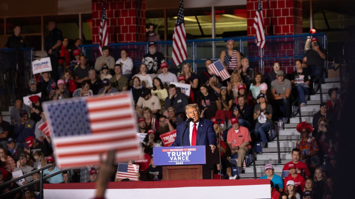 Trump en el atril visto en una amplia toma del mitin