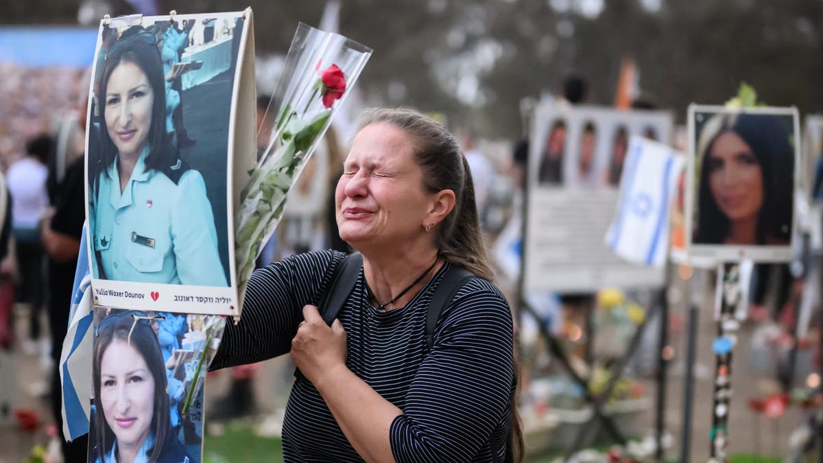 RE'IM, ISRAEL - 7 DE OCTUBRE: Una mujer se derrumba en el monumento a Yulia Waxer Daunov mientras familiares y amigos de los perdidos y secuestrados se reúnen en el lugar del Festival Nova para conmemorar el primer aniversario de los ataques de Hamas. el 7 de octubre de 2024 en Re'im, Israel. Se están llevando a cabo varias conmemoraciones en todo Israel para conmemorar el aniversario de los ataques de Hamás en Israel. El 7 de octubre de 2023, miembros de Hamás organizaron una serie de ataques y redadas contra ciudadanos israelíes en la zona fronteriza de la envoltura de Gaza en Israel. 251 israelíes y extranjeros fueron secuestrados, casi 100 aún están desaparecidos y 1.139 personas fueron asesinadas. (Foto de Leon Neal/Getty Images)