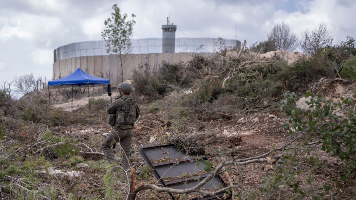 Un soldado israelí camina por la entrada de un túnel cerca de un puesto de observación de las Fuerzas Provisionales de las Naciones Unidas en el Líbano en la aldea de Naqoura, en el sur del Líbano, a lo largo de la frontera con Israel.