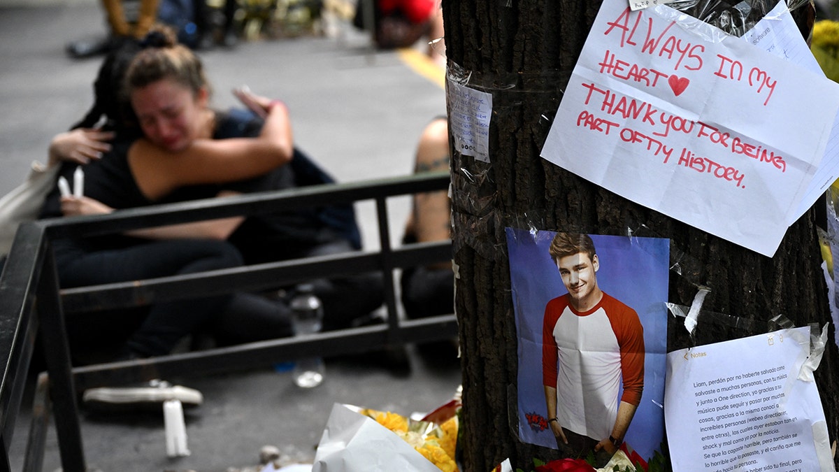 Fanáticos se abrazan y lloran en el tributo a Liam Payne en Argentina.