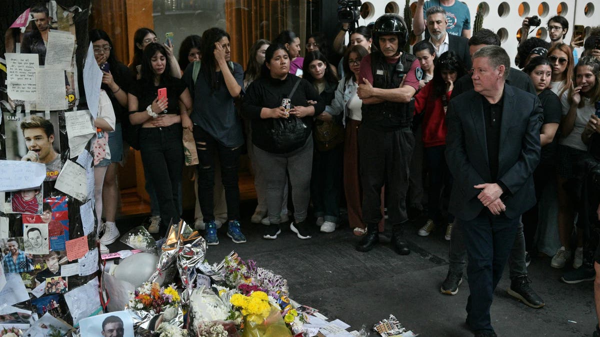 liam paynes begetter geoff payne visits memorial created by fans astatine casasur palermo hotel