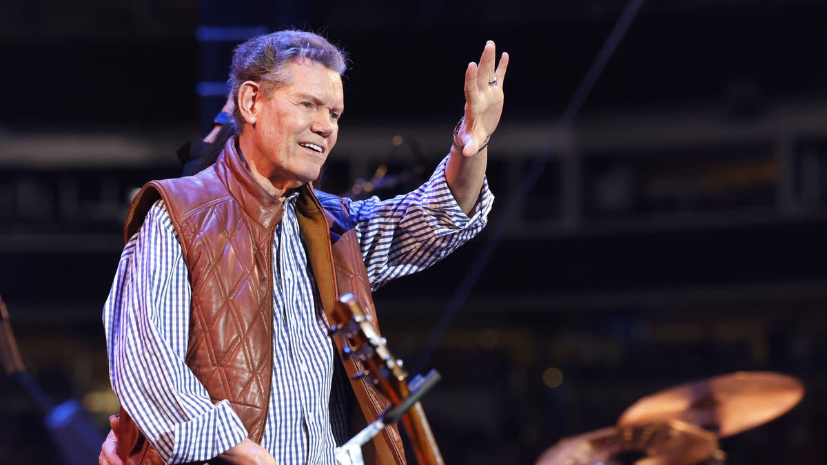 randy travis waving at concer