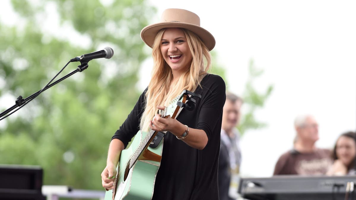 kelsea ballerini performing in 2015