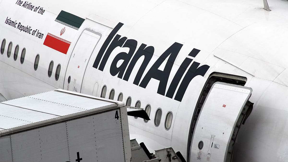 Un avión de Iran Air estacionado en una terminal de un aeropuerto en Europa.