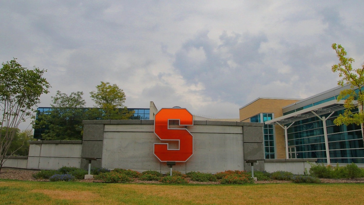 Budynek na terenie kampusu Syracuse z pomarańczową literą "S."