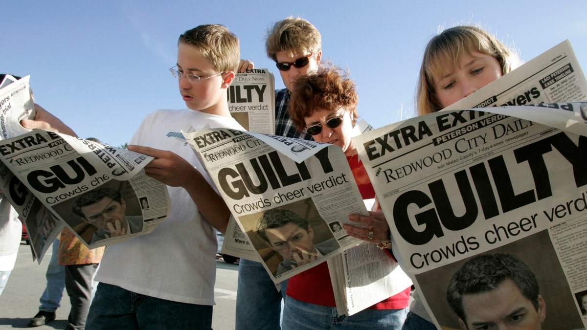 Od lewej: Danny Lewin, 12 lat, Geoff Shenk, Katherine Lewin i Katie Lewin, 12 lat, czytają dodatkowe wydanie opublikowane przez Redwood City Daily News po wyroku w procesie Scotta Petersona w Redwood City w Kalifornii, środa, 12 listopada 2004 r. .