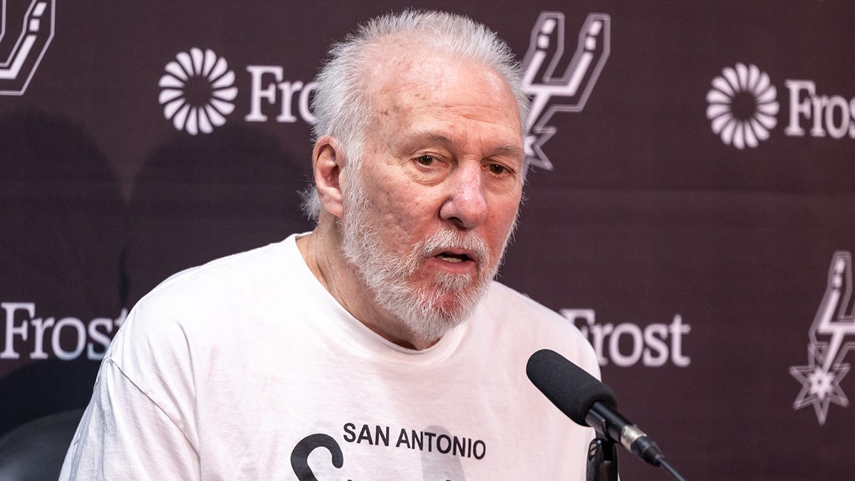 Gregg Popovich habla con los periodistas