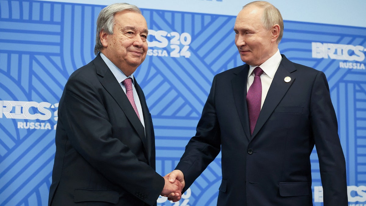 El presidente ruso, Vladimir Putin, le da la mano al secretario general de la ONU, Antonio Guterres.