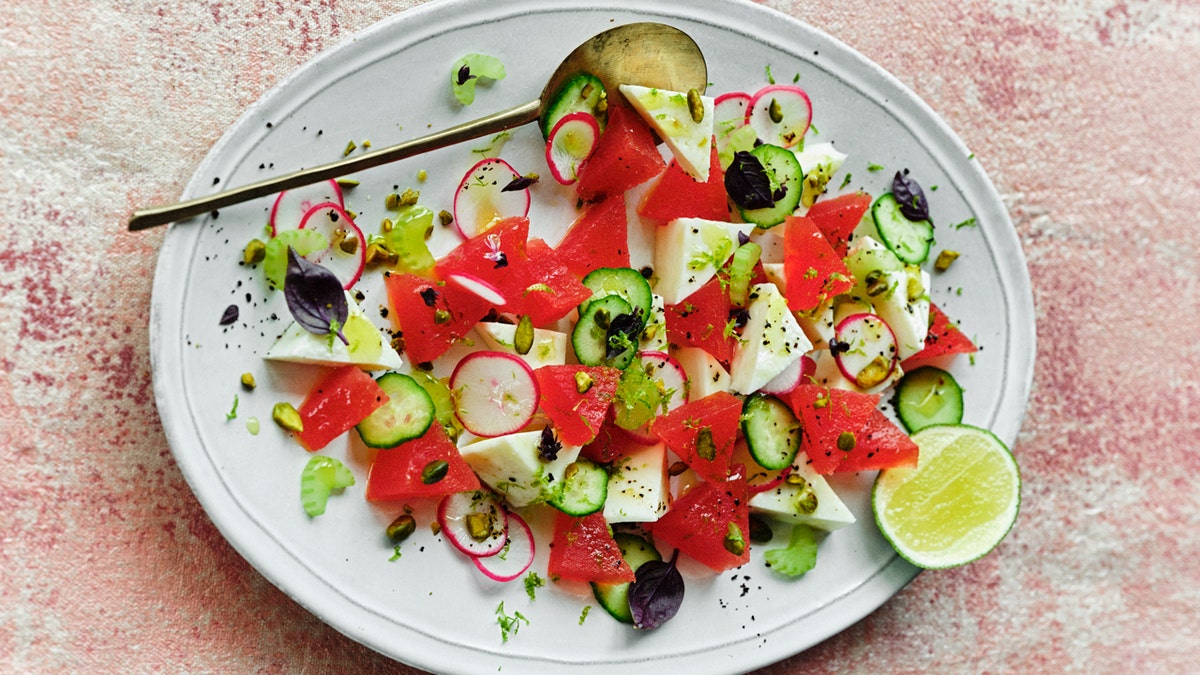 Esta ensalada de Halloumi y sandía aparece en el nuevo libro de cocina del chef Michael Mina, "Mi Egipto".