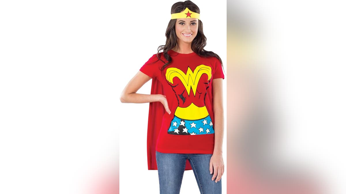 Kenakan kaos ini untuk menjadi Wonder Woman.