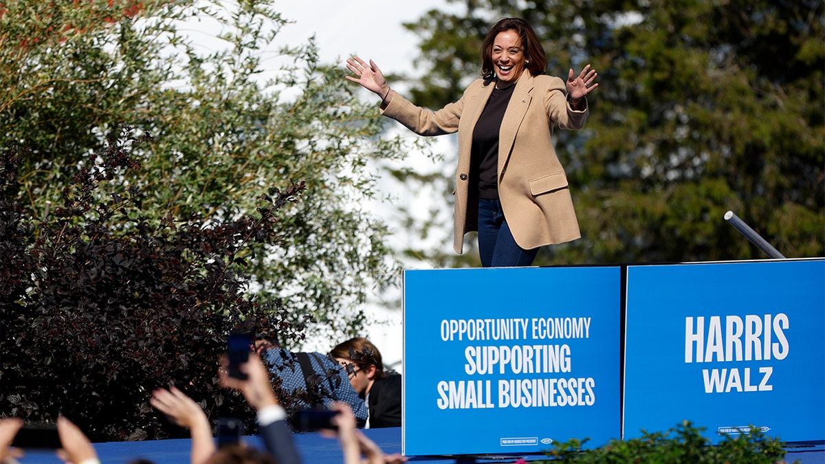 A vice-presidente Kamala Harris fala no evento de campanha