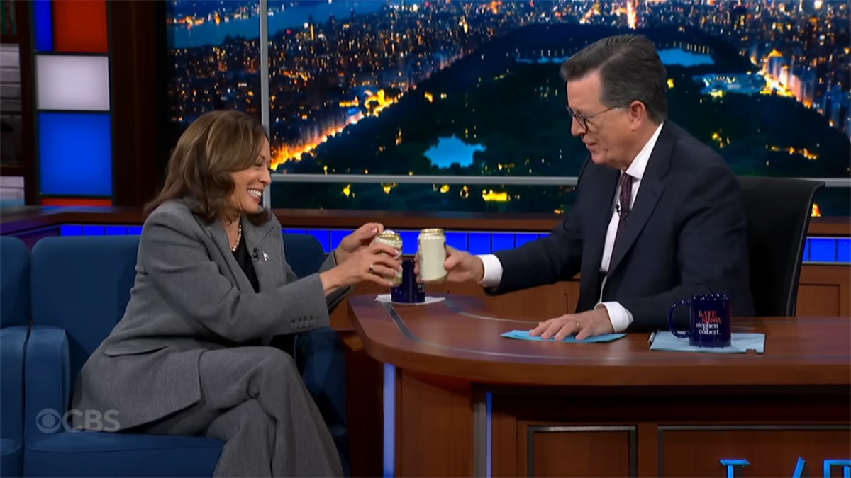 Kamala Harris con Stephen Colbert