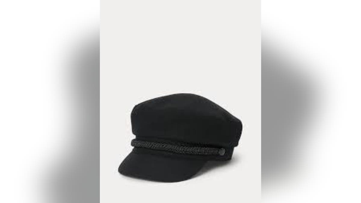 Cobalah topi nelayan bergaya ini.